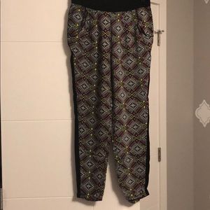 Light patterned trousers with pockets